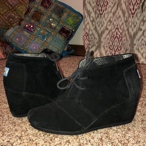Women’s TOMS Black Suede Wedges size 7M